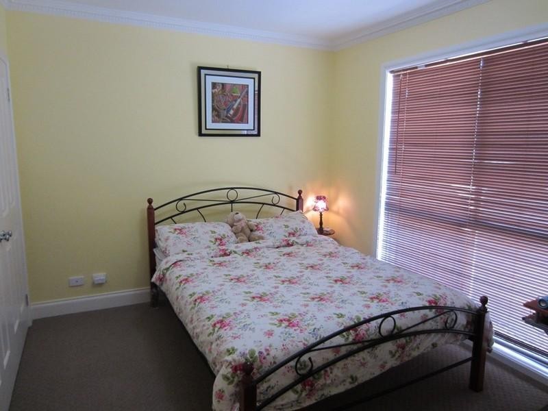 2/21 Chalcot Drive, Endeavour Hills VIC 3802