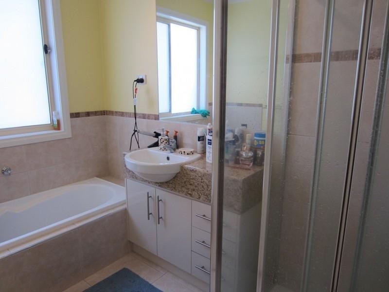 2/21 Chalcot Drive, Endeavour Hills VIC 3802