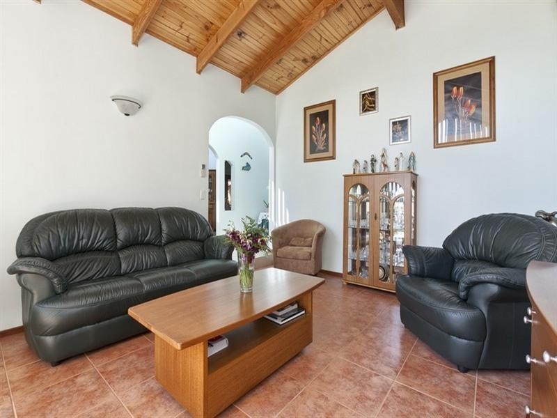 42 Corhanwarrabul Close, Rowville VIC 3178