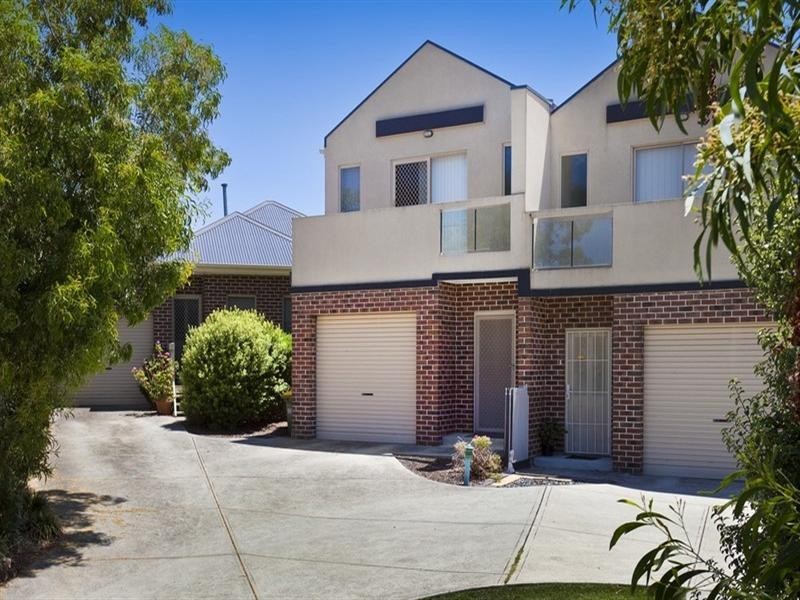 8/2 Pine Road, Bayswater VIC 3153