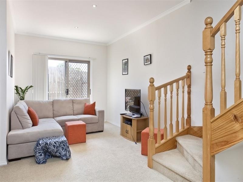 8/2 Pine Road, Bayswater VIC 3153