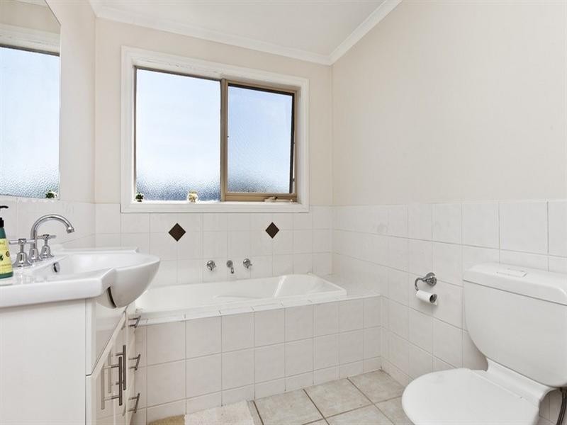 8/2 Pine Road, Bayswater VIC 3153