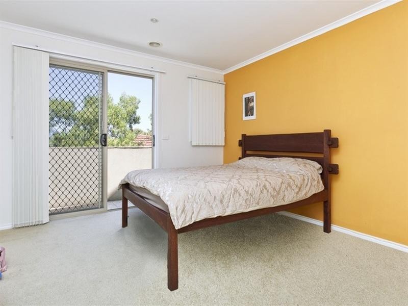 8/2 Pine Road, Bayswater VIC 3153