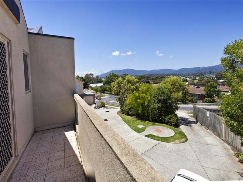 8/2 Pine Road, Bayswater VIC 3153