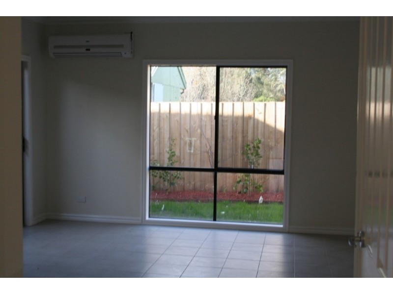 1-8/130 Kennington Park Drive, Endeavour Hills VIC 3802