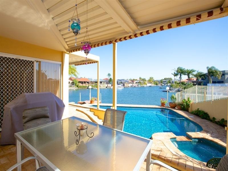 4 Pebble Beach Drive, Runaway Bay QLD 4216