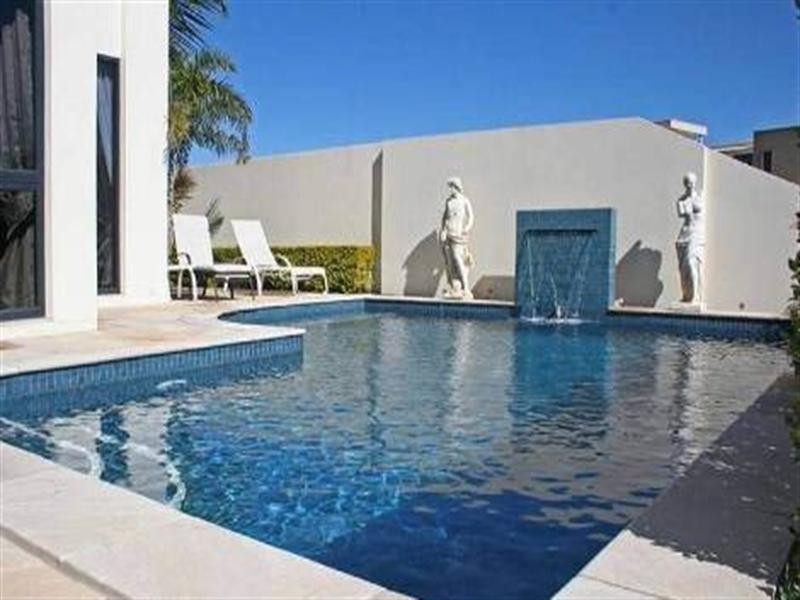 15 Hampton Court, Sovereign Islands QLD 4216