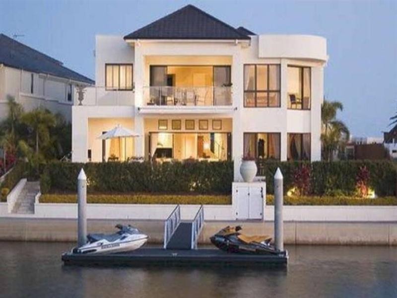 15 Hampton Court, Sovereign Islands QLD 4216