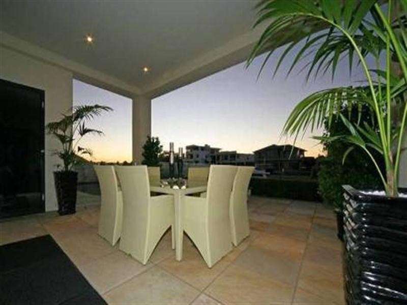 15 Hampton Court, Sovereign Islands QLD 4216