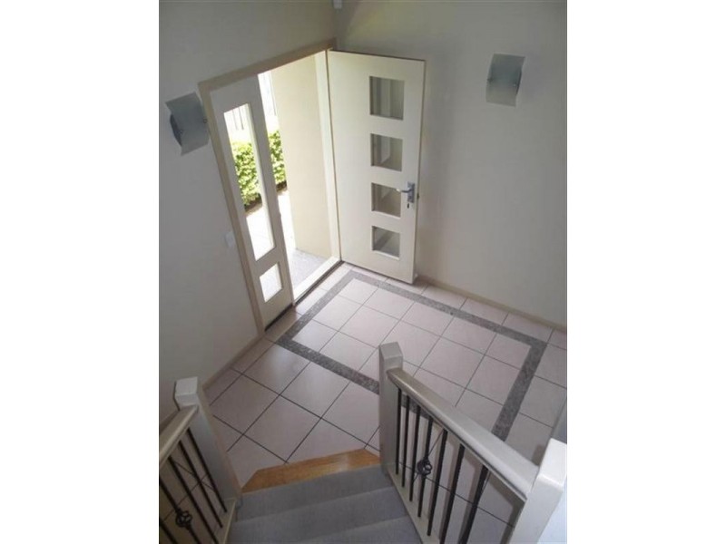 2/238 Government Road, Labrador QLD 4215