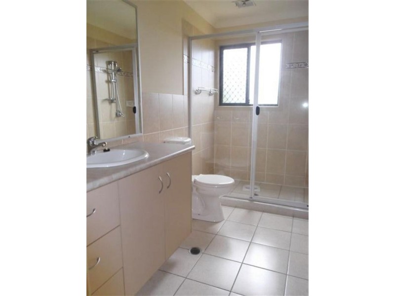 2/238 Government Road, Labrador QLD 4215