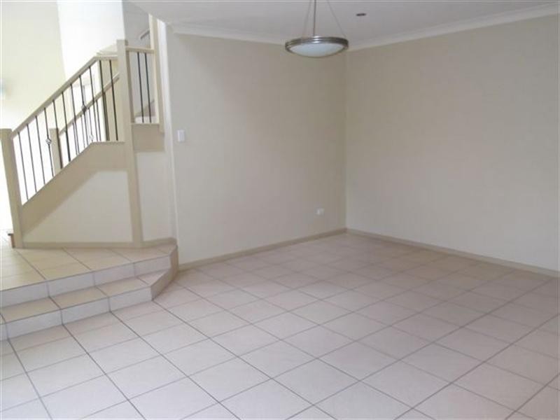 2/238 Government Road, Labrador QLD 4215