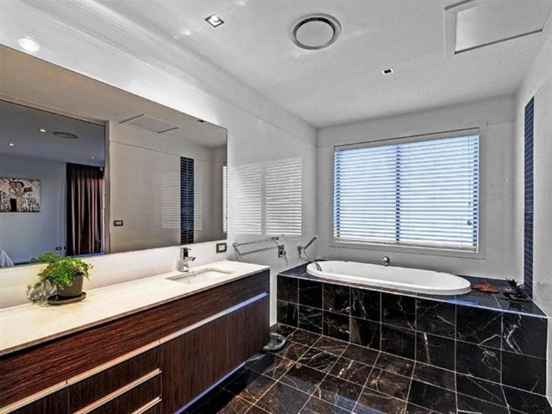 Sovereign Islands QLD 4216