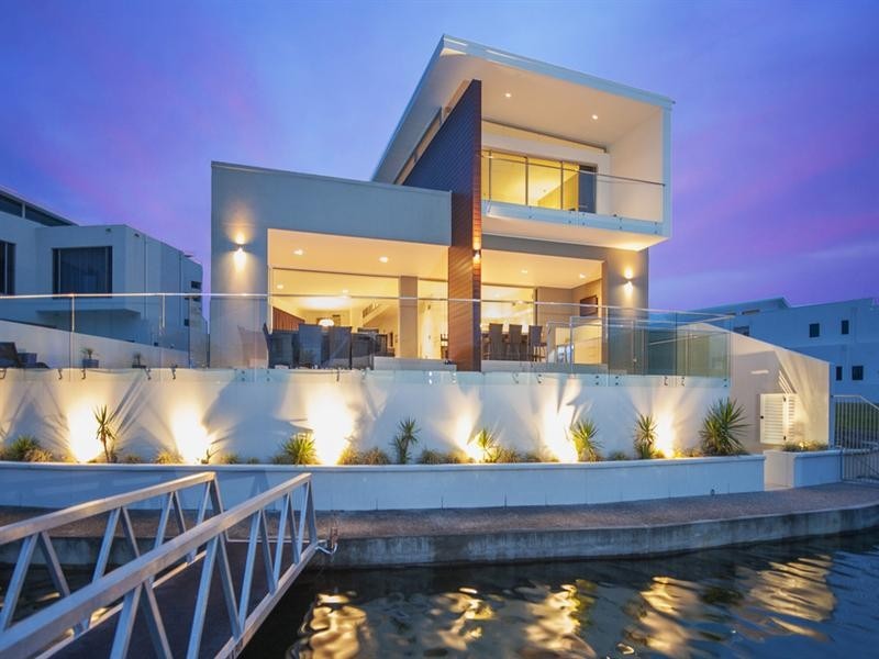 28 Royal Albert Crescent, Sovereign Islands QLD 4216