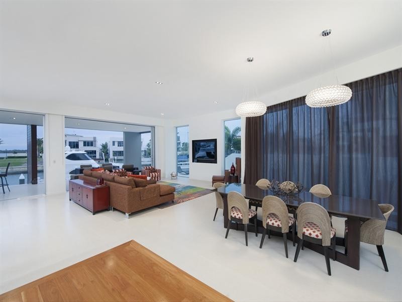 28 Royal Albert Crescent, Sovereign Islands QLD 4216