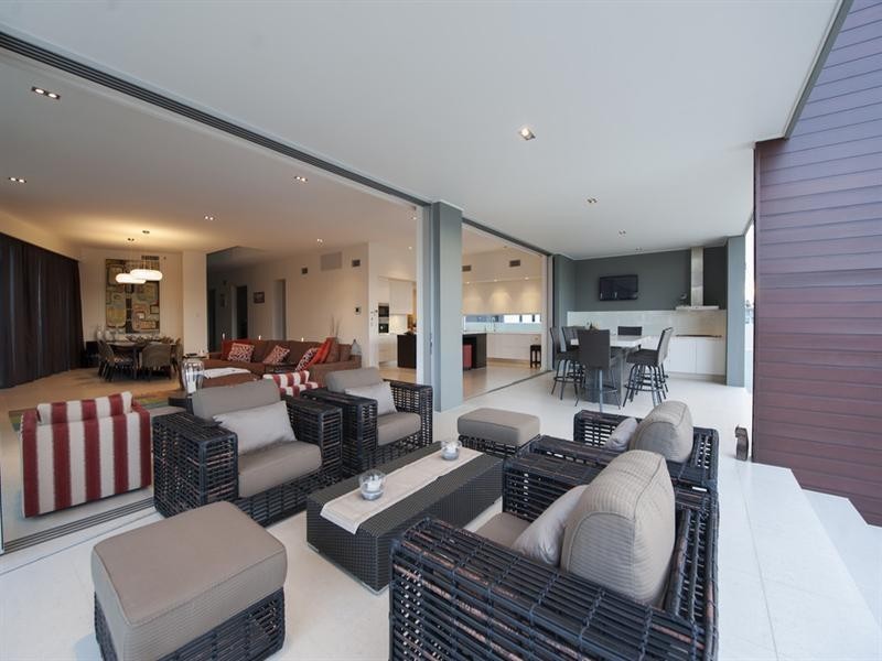 28 Royal Albert Crescent, Sovereign Islands QLD 4216