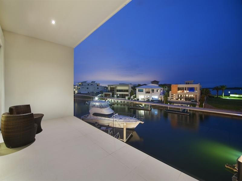 28 Royal Albert Crescent, Sovereign Islands QLD 4216