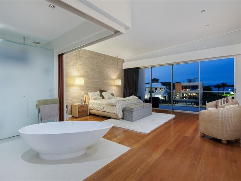 28 Royal Albert Crescent, Sovereign Islands QLD 4216