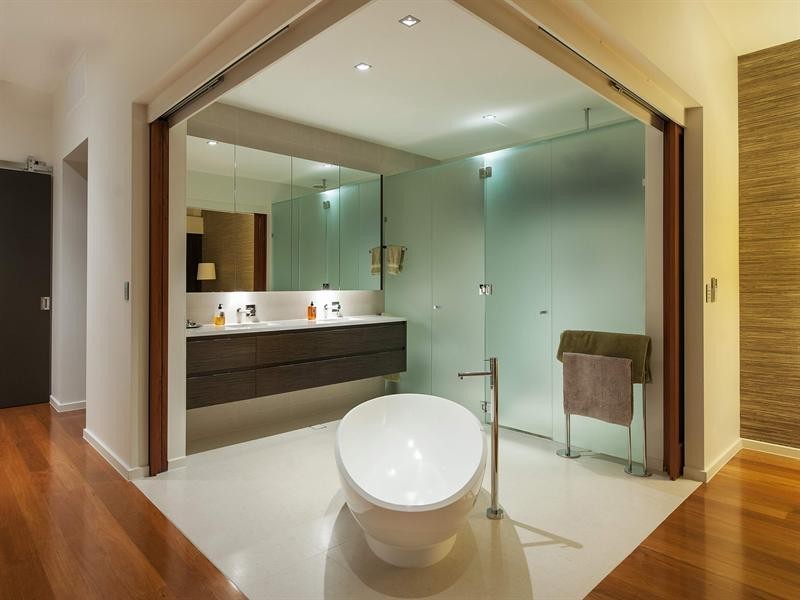 28 Royal Albert Crescent, Sovereign Islands QLD 4216