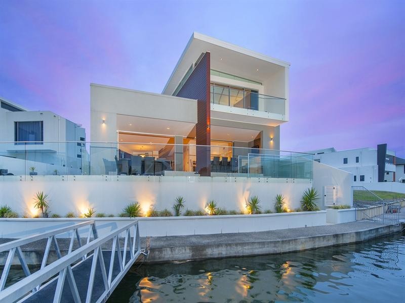 28 Royal Albert Crescent, Sovereign Islands QLD 4216