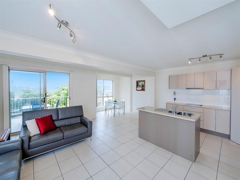 2/15 Ashbourne Terrace, Biggera Waters QLD 4216