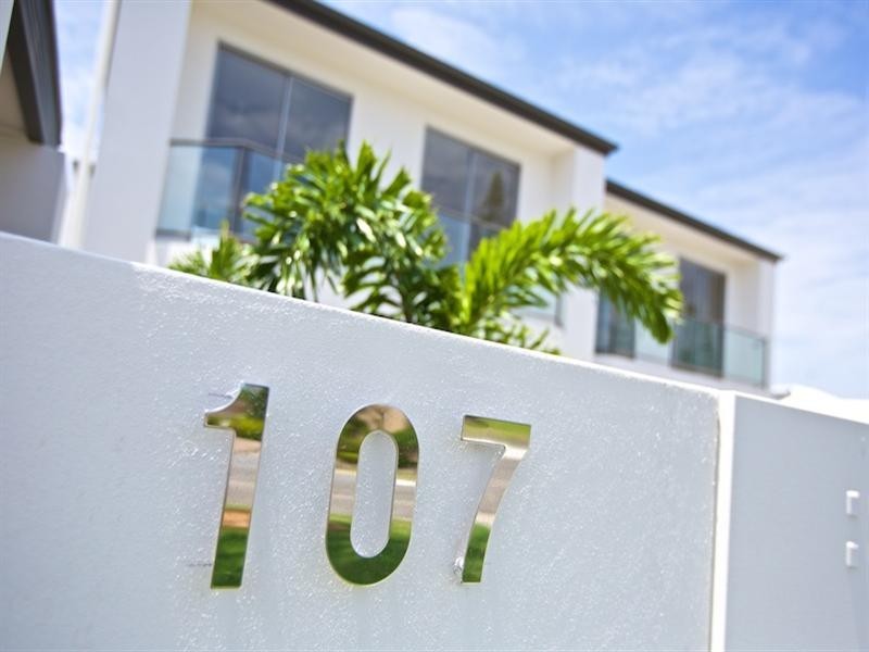 2/107 Bayview Street, Runaway Bay QLD 4216
