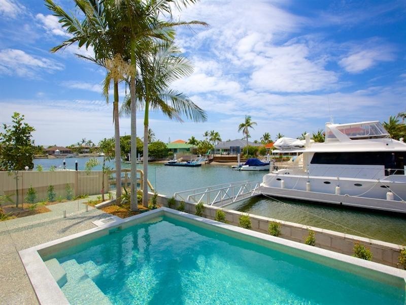 2/107 Bayview Street, Runaway Bay QLD 4216