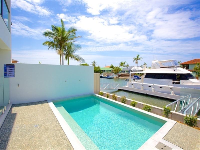 2/107 Bayview Street, Runaway Bay QLD 4216