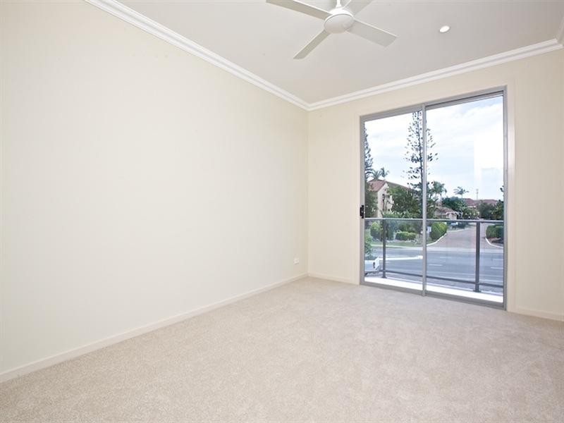 2/107 Bayview Street, Runaway Bay QLD 4216