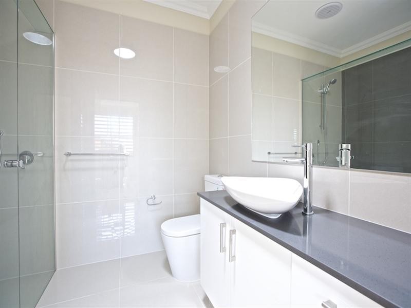 2/107 Bayview Street, Runaway Bay QLD 4216