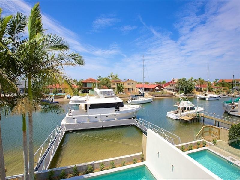 2/107 Bayview Street, Runaway Bay QLD 4216