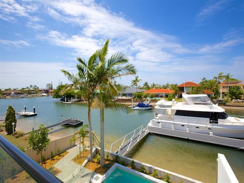 2/107 Bayview Street, Runaway Bay QLD 4216