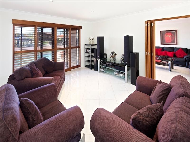 32 Walter Raleigh Crescent, Hollywell QLD 4216