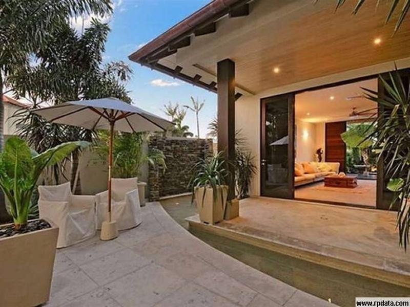 34 Hampton Court, Sovereign Islands QLD 4216