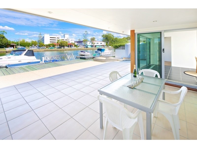 18 Vaggelas Crescent, Biggera Waters QLD 4216