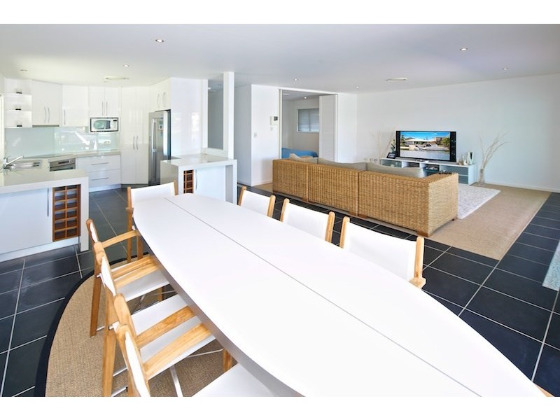 18 Vaggelas Crescent, Biggera Waters QLD 4216