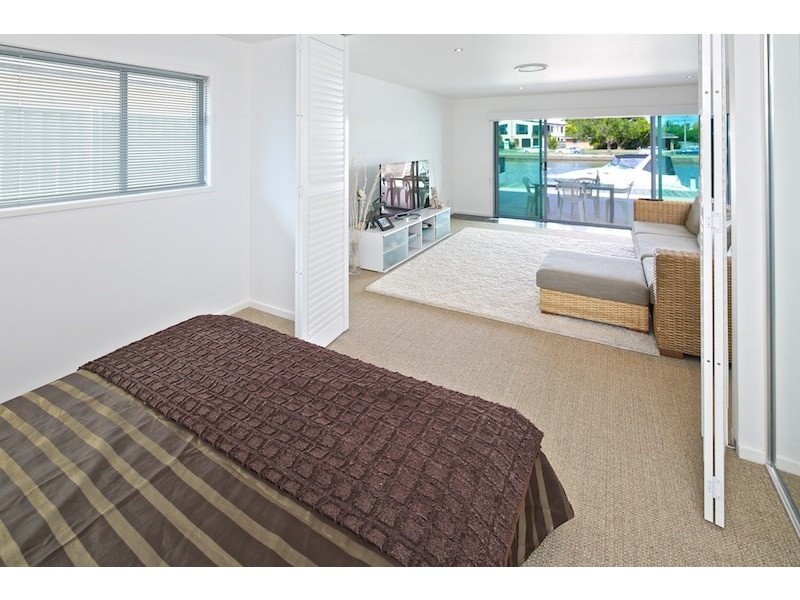 18 Vaggelas Crescent, Biggera Waters QLD 4216