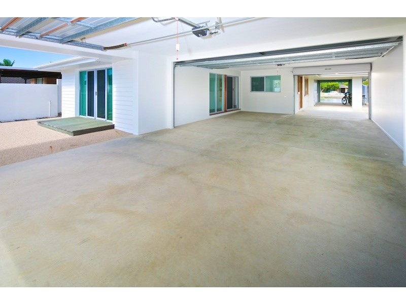 18 Vaggelas Crescent, Biggera Waters QLD 4216