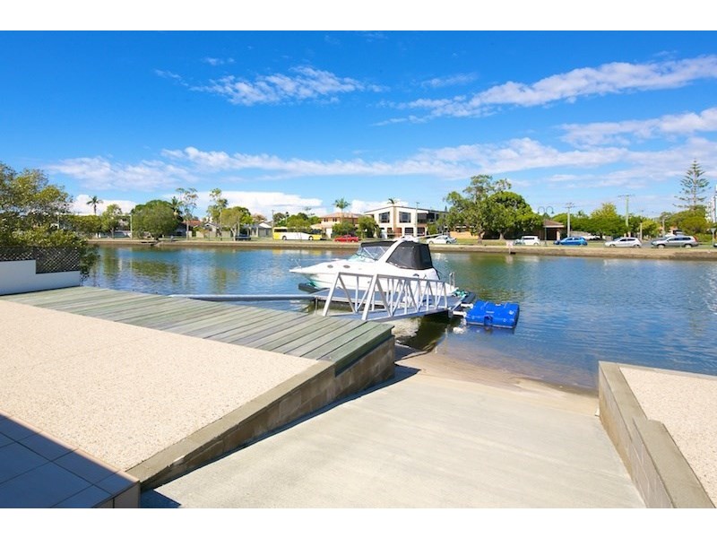 18 Vaggelas Crescent, Biggera Waters QLD 4216
