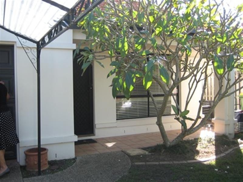 2/15 Lee Road, Runaway Bay QLD 4216