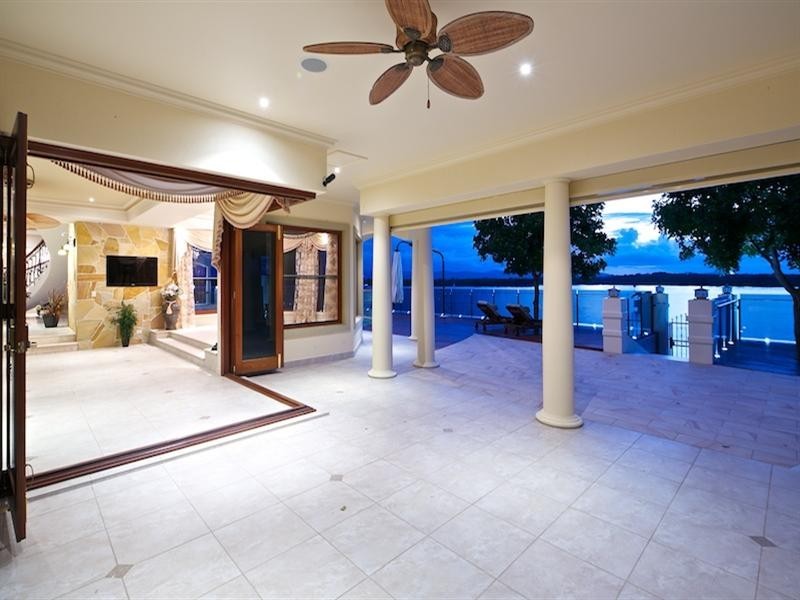 47-49 Knightsbridge Parade West, Sovereign Islands QLD 4216