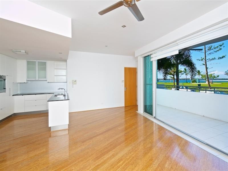 2/10 Oatland Esplanade, Runaway Bay QLD 4216