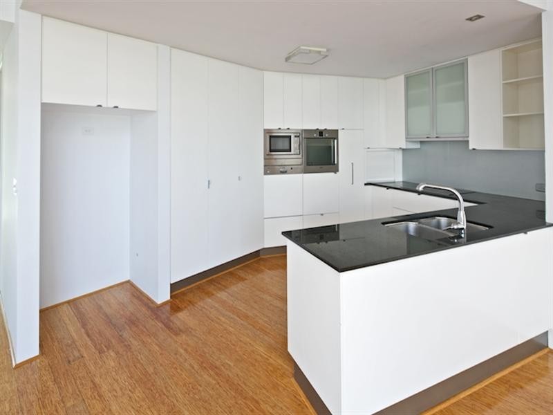 2/10 Oatland Esplanade, Runaway Bay QLD 4216