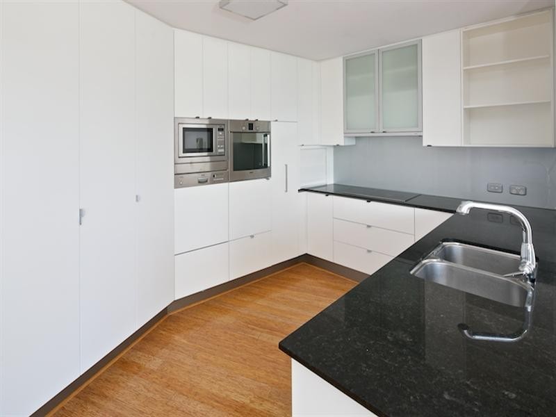 2/10 Oatland Esplanade, Runaway Bay QLD 4216