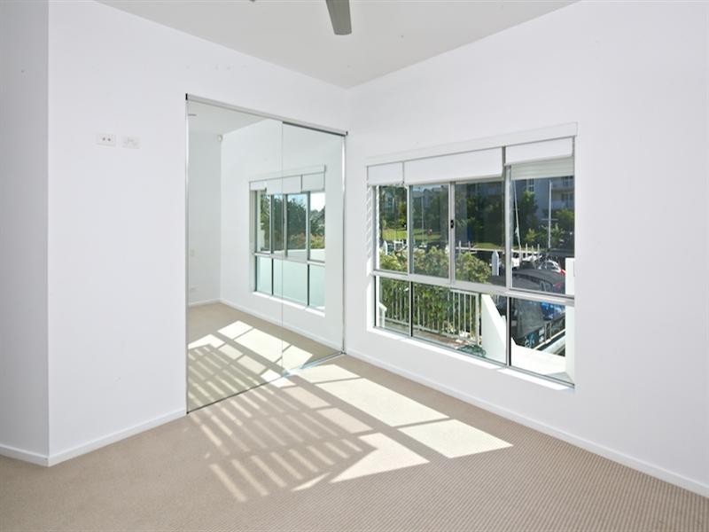 2/10 Oatland Esplanade, Runaway Bay QLD 4216