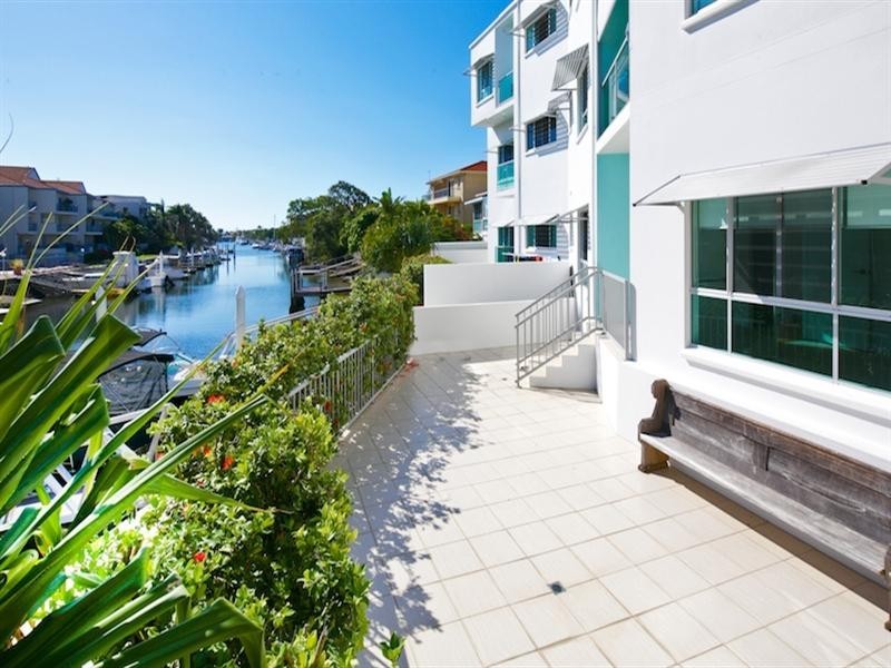 2/10 Oatland Esplanade, Runaway Bay QLD 4216