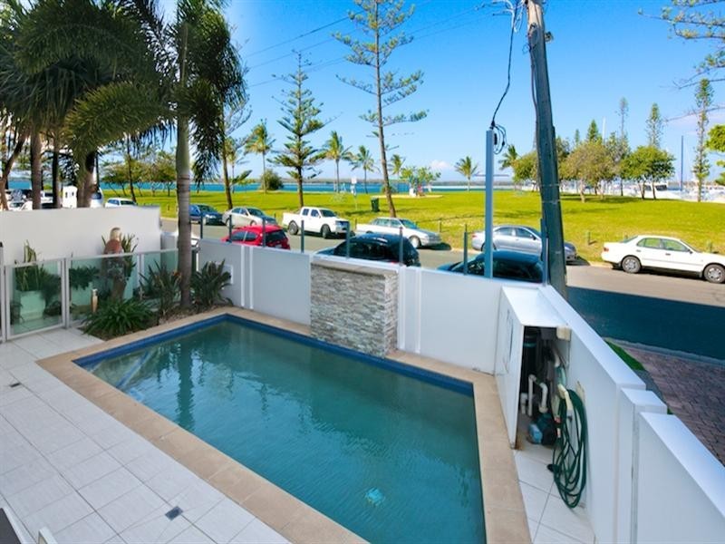 2/10 Oatland Esplanade, Runaway Bay QLD 4216