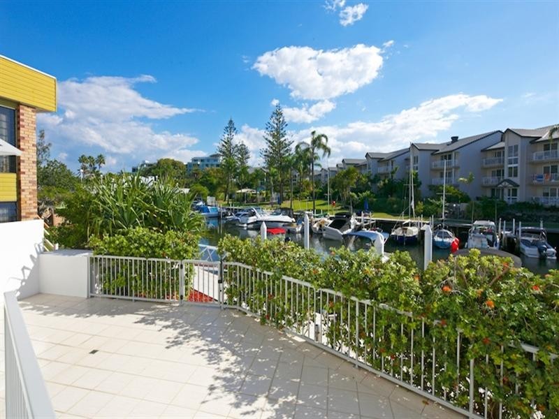 2/10 Oatland Esplanade, Runaway Bay QLD 4216