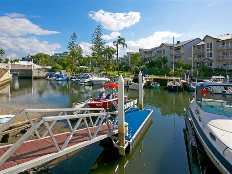 2/10 Oatland Esplanade, Runaway Bay QLD 4216