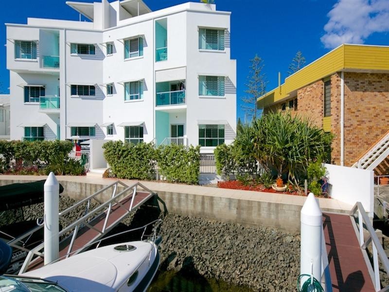 2/10 Oatland Esplanade, Runaway Bay QLD 4216
